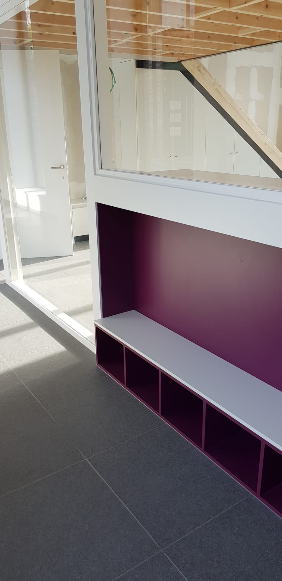 Binnendeuren, trappen, tussenvloeren en meubilair kleuterschool Waanrode - Vrago Interieur